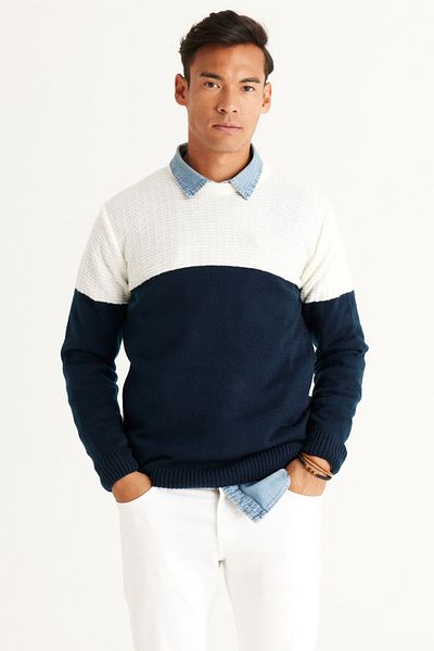 AC&Co / Altınyıldız Classics Pánský ecru-námořnická modř Standard Fit Normální střih Crew Neck Colorblok Vzorovaný úpletový svetr