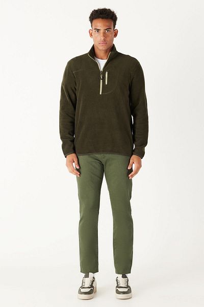AC&Co / Altınyıldız Classics Khakifarbenes Standard-Fit-Fleece-Sweatshirt mit normalem Schnitt und Stehkragen im Bato-Kragen mit Reißverschluss. Hitzeschützendes Fleece-Sweatshirt für Herren