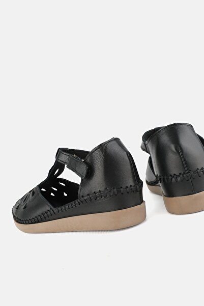 TUNAELLİ KADIN SİYAH HAKİKİ DERİ 35-41-42 NUMARA BANTLI DÜZ DOLGU TOPUKLU YAN AÇIK SANDALET