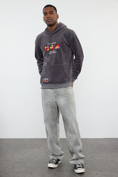 Trendyol Collection Anthrazitfarbenes, besticktes, übergroßes Fleece-Sweatshirt mit Kapuze – Anti-Pilling TMNAW23SW00266