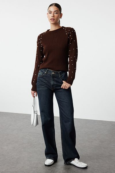 Trendyol Collection Кафяв трикотажен пуловер с кръгло деколте - Перлени детайли TWOAW22KZ1493