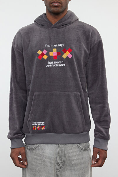 Trendyol Collection Anthrazitfarbenes, besticktes, übergroßes Fleece-Sweatshirt mit Kapuze – Anti-Pilling TMNAW23SW00266