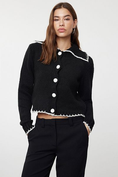 Trendyol Collection Czarny dzianinowy kardigan w kontrastowym kolorze - miękka tekstura TWOAW24HI00297
