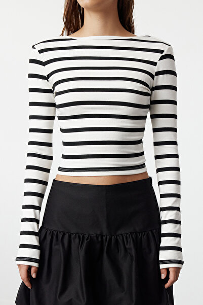 Trendyol Collection Weiß gestreift - Rückenfreier tief ausgeschnittener Slim Fit Strickbluse TWOAW25BZ00009