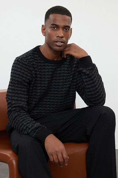 Trendyol Collection Schwarzer, schmal geschnittener Strickpullover mit Rundhalsausschnitt TMNAW25KZ00020