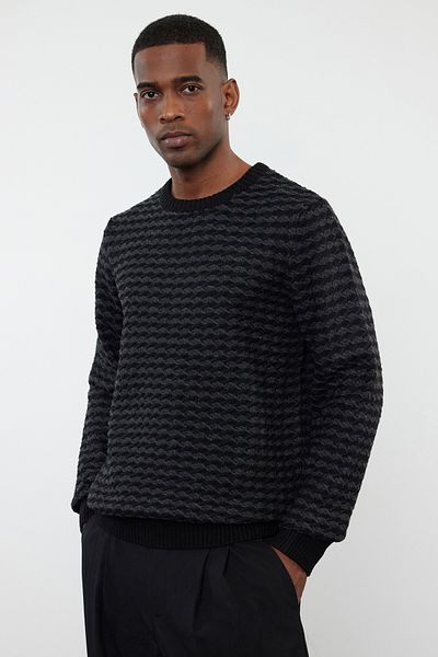 Trendyol Collection Schwarzer, schmal geschnittener Strickpullover mit Rundhalsausschnitt TMNAW25KZ00020