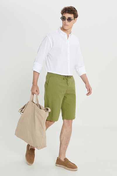 AC&Co / Altınyıldız Classics Ανδρικό σορτς από λινό χακί - Comfort Fit, Relaxed Fit, Πλαϊνή τσέπη