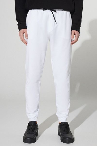 AC&Co / Altınyıldız Classics Weiße, bequeme Herren-Jogginghose mit Standard-Passform und normalem Schnitt und Taschen aus Baumwolle
