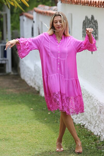 Chiccy Şeker Pembesi Hakim Yaka 3/4 Kol Düğmeli Kol Ve Etek Ucu Dantelli Dokuma Casual Elbise