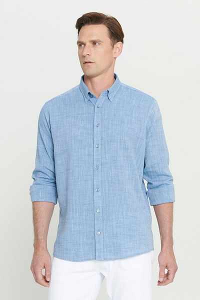 ALTINYILDIZ CLASSICS Bequemes Herrenhemd aus Baumwolle mit Indigo-Muster – versteckter Knopfkragen