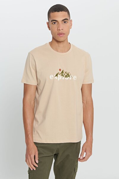 AC&Co / Altınyıldız Classics Ανδρικό μπλουζάκι με κανονική εφαρμογή σε σκούρο μπεζ κανονική εφαρμογή από 100% βαμβάκι με στάμπα με λαιμόκοψη