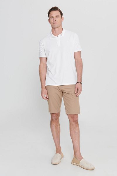 AC&Co / Altınyıldız Classics Weißes T-Shirt mit Polokragen und Logo-Details aus 100 % Baumwolle im Standard Fit und normaler Schnitt für Herren
