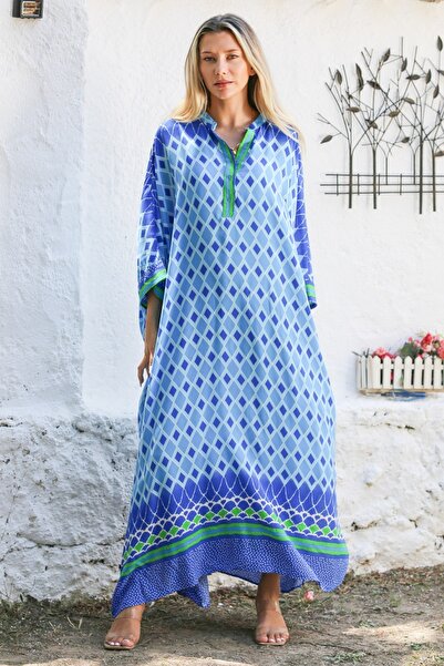 Chiccy Açık Mavi Hakim Yaka Yarasa Kol Düğmeli Allover Baskılı Dokuma Geniş Kesim Casual Elbise