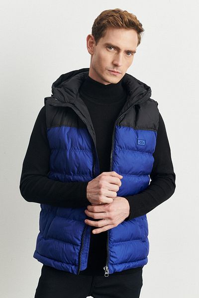 AC&Co / Altınyıldız Classics Schwarze Saks-Pufferweste mit normaler Passform und Kapuze für Herren