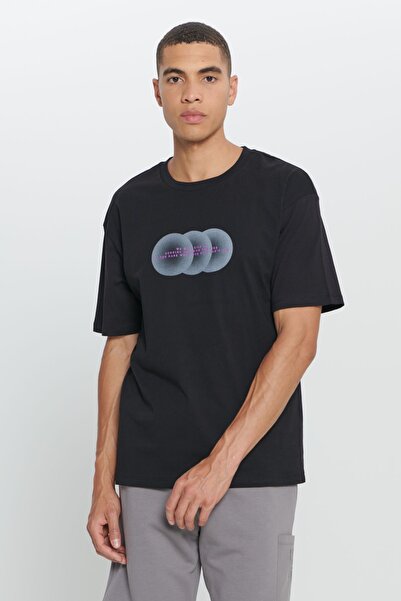 AC&Co / Altınyıldız Classics Ανδρικό μπλουζάκι με λαιμόκοψη σε μαύρη φαρδιά εφαρμογή, 100% βαμβάκι με στάμπα