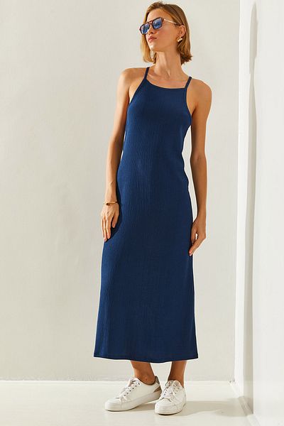 Bianco Lucci Neckholder-Kleid mit Schlitz und dünnen Trägern in Crinkle-Optik - 16660251432