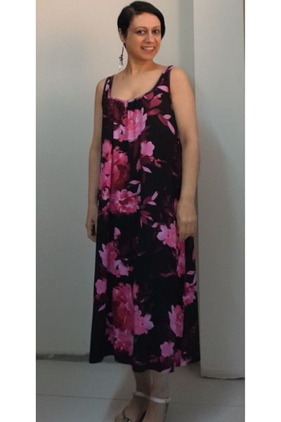 Mertcan Butik Μαύρο ροζ λουλούδι φόρεμα βισκόζης με στριφτό μπροστινό πίσω μέρος