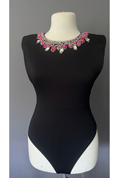 Kübra Tekin Siyah Vatkalı İşlemeli Tasarım Bodysuit