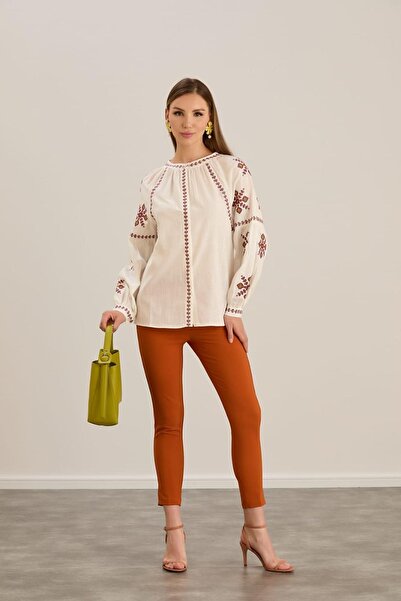 MAY MARA KADIN DOĞAL KETEN KOLLAR VE  YAKA BÜZGÜLÜ ÖNÜ NAKIŞ DETAYLI GÖMLEK