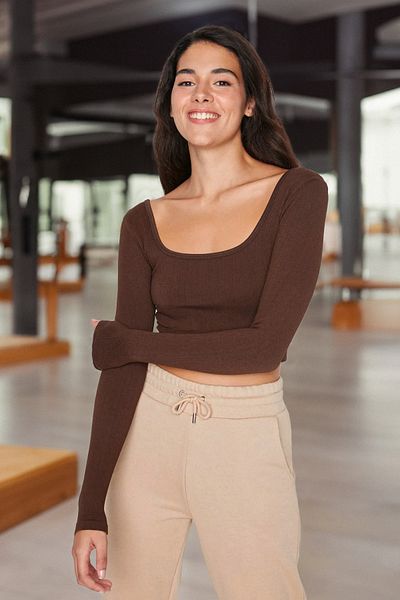 Trendyol Collection Dunkelbraunes nahtloses/nahtloses, extra dehnbares gestricktes Sportoberteil/Bluse TWOAW22BZ0450
