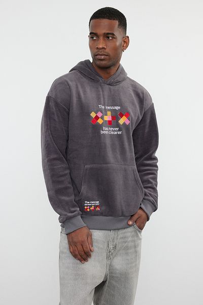 Trendyol Collection Anthrazitfarbenes, besticktes, übergroßes Fleece-Sweatshirt mit Kapuze – Anti-Pilling TMNAW23SW00266