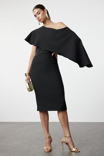 Trendyol Collection Stylové tkané večerní šaty - Black Cape Detailed TPRSS24EL00118