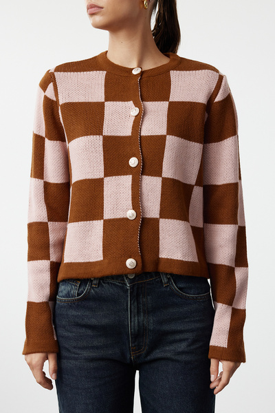 Trendyol Collection Kardigan z hnědé kostkované pleteniny - vzhled bundy, Twoaw24Hi00089
