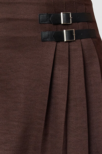 Trendyol Collection Sötétbarna redős miniszoknya csatrészlettel - TWOAW20ET0553