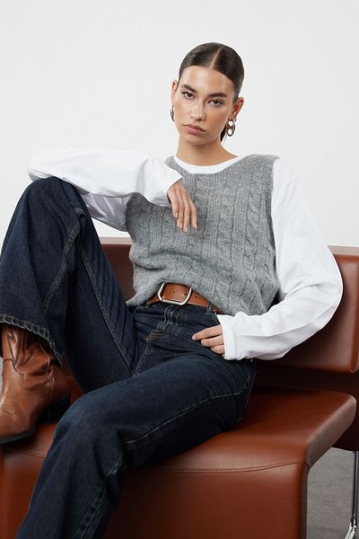 Trendyol Collection Anthrazitfarbener Strickpullover mit Strickdetail – weich strukturiert TWOAW25SV00009