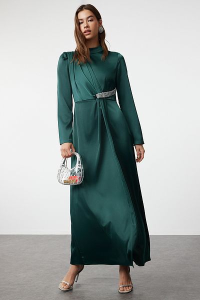 Trendyol Modest Langes Satin-Abendkleid – Smaragdgrün mit Steindetail und Gürtel TCTSS24DB00054
