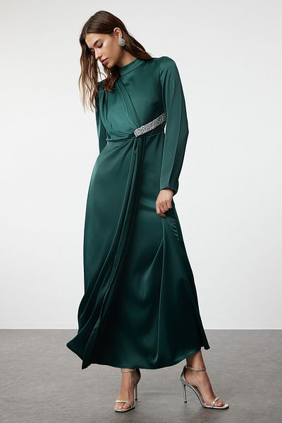 Trendyol Modest Langes Satin-Abendkleid – Smaragdgrün mit Steindetail und Gürtel TCTSS24DB00054