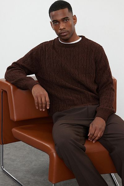 Trendyol Collection Strukturierter Strickpullover mit dunklem Fliesenmuster und normaler Rundhalsausschnitt TMNAW25KZ00021