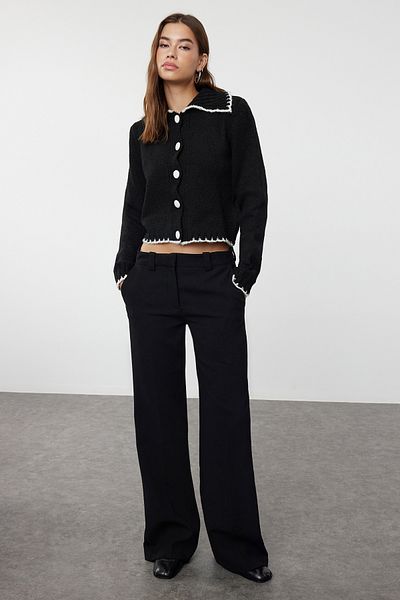Trendyol Collection Czarny dzianinowy kardigan w kontrastowym kolorze - miękka tekstura TWOAW24HI00297