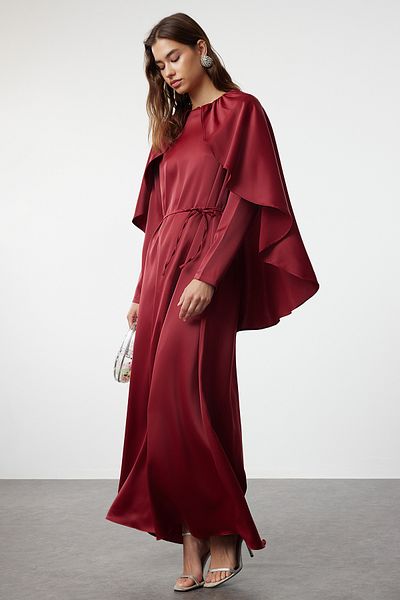 Trendyol Modest Burgunderrotes Abendkleid aus Satingewebe mit Cape-Detail Tctss24db00071
