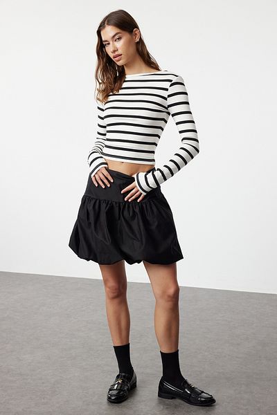 Trendyol Collection Λευκή ριγέ - Πλεκτή μπλούζα χαμηλής κοπής με λεπτή εφαρμογή TWOAW25BZ00009