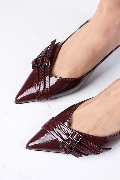 Mio Gusto Shirley Burgundy Barevné lakované boty na podpatku se špičatou špičkou a doplňky s přezkou