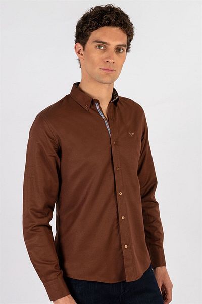 Tudors Hnědá košile Oxford Texture Slim Fit - dlouhý rukáv, límeček na knoflíky