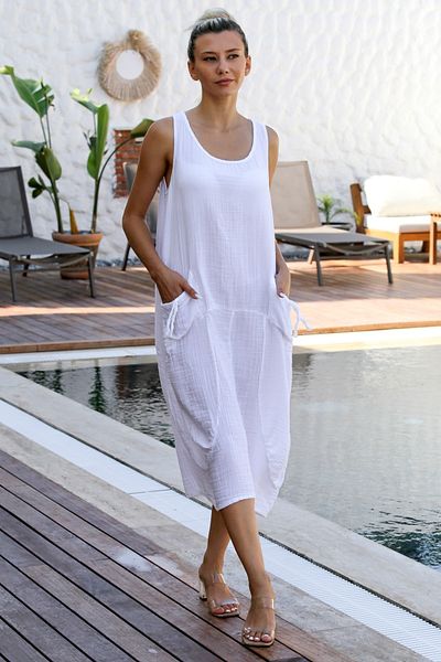 Chiccy Casual Muslin φόρεμα - Λευκό, λαιμόκοψη πισίνας, αμάνικο, διπλές τσέπες και πλένεται