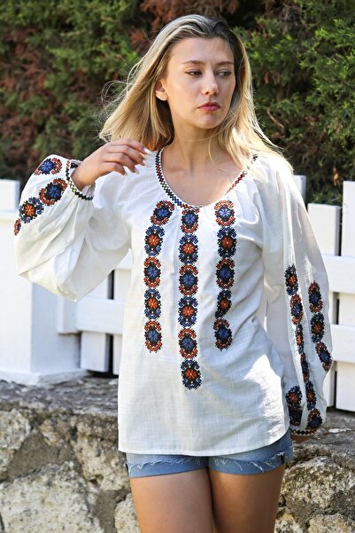 Chiccy Λευκή μπλούζα με μανίκια με λεπτομέρεια κεντήματος - γιακάς πισίνας