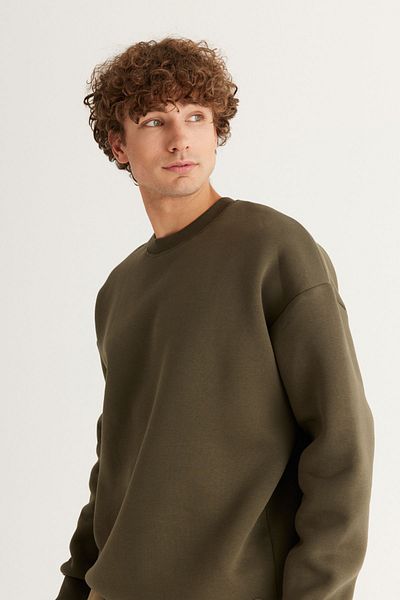 AC&Co / Altınyıldız Classics Khakifarbenes Sweatshirt für Herren mit Rundhalsausschnitt und Oversize-Passform, lockerer Schnitt, Baumwollfleece innen mit 3 Fäden