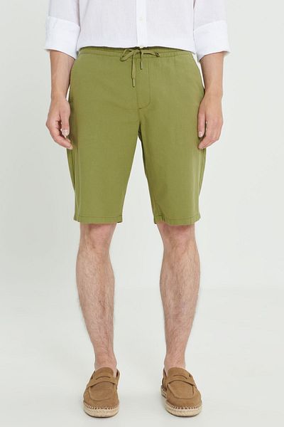 AC&Co / Altınyıldız Classics Ανδρικό σορτς από λινό χακί - Comfort Fit, Relaxed Fit, Πλαϊνή τσέπη
