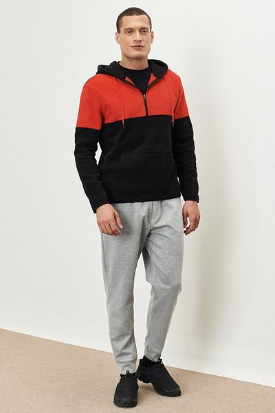 AC&Co / Altınyıldız Classics Rot-schwarzes Standard-Fleece-Sweatshirt mit normaler Passform und 3-fädigem Kapuzen-Fleece für Herren