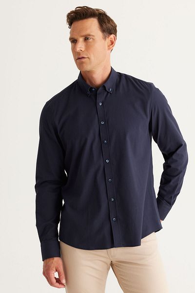 ALTINYILDIZ CLASSICS Marineblaues Slim-Fit-Herrenhemd aus Baumwollgabardine mit schmalem Schnitt und Knopfkragen
