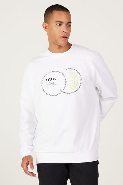 AC&Co / Altınyıldız Classics Weißes, übergroßes, locker geschnittenes Sweatshirt mit Rundhalsausschnitt und Aufdruck aus Baumwolle für Herren