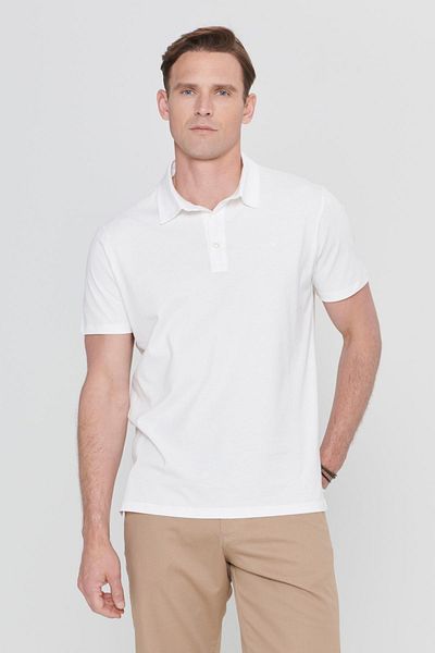 AC&Co / Altınyıldız Classics Weißes T-Shirt mit Polokragen und Logo-Details aus 100 % Baumwolle im Standard Fit und normaler Schnitt für Herren