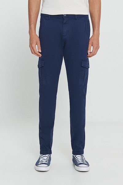 AC&Co / Altınyıldız Classics Pánské pružné kalhoty Slim Fit Cargo Pocket v námořnické modré barvě