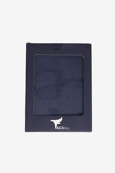AC&Co / Altınyıldız Classics Handgefertigter Reisepasshalter aus marineblauem Kunstleder für Herren in besonderer Geschenkbox