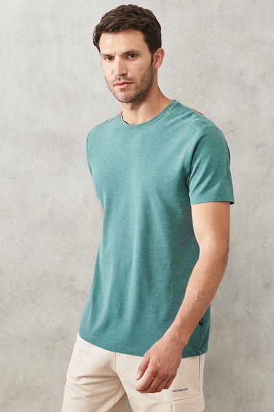 AC&Co / Altınyıldız Classics Ανδρικό βαμβακερό μπλουζάκι με πράσινη λεπτή γραμμή με στενή κοπή με λαιμόκοψη