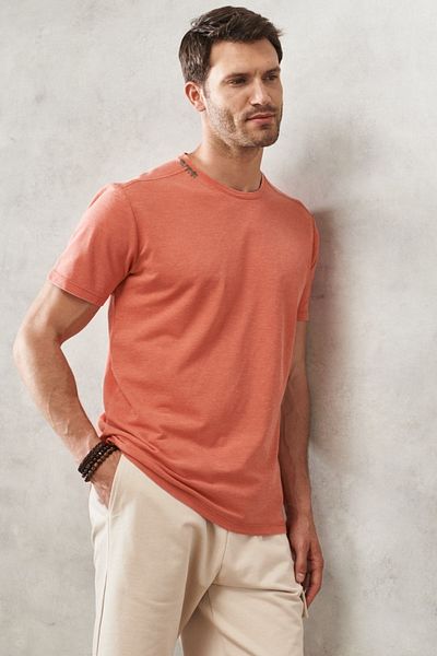 AC&Co / Altınyıldız Classics Męski bawełniany T-shirt o wąskim kroju w kolorze cegły, z okrągłym dekoltem