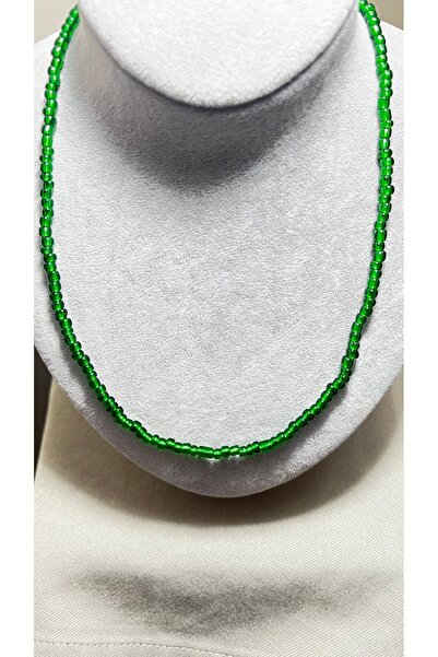 Atelier By Serkan قلادة من الخرز الزجاجي الأخضر الزمردي